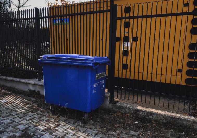 rubbish bin with lid